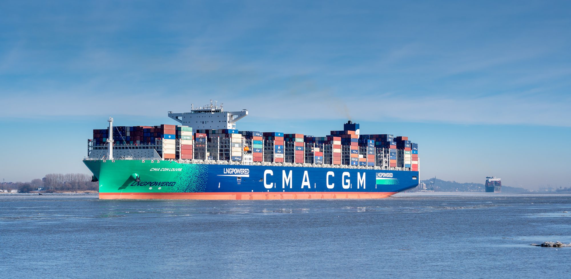 Le porte-conteneurs propulsé au GNL, le CMA CGM, sur l'Elbe, près de la ville de Hambourg, en Allemagne, le 14 février 2021. Photo : FrankHH / Shutterstock.com