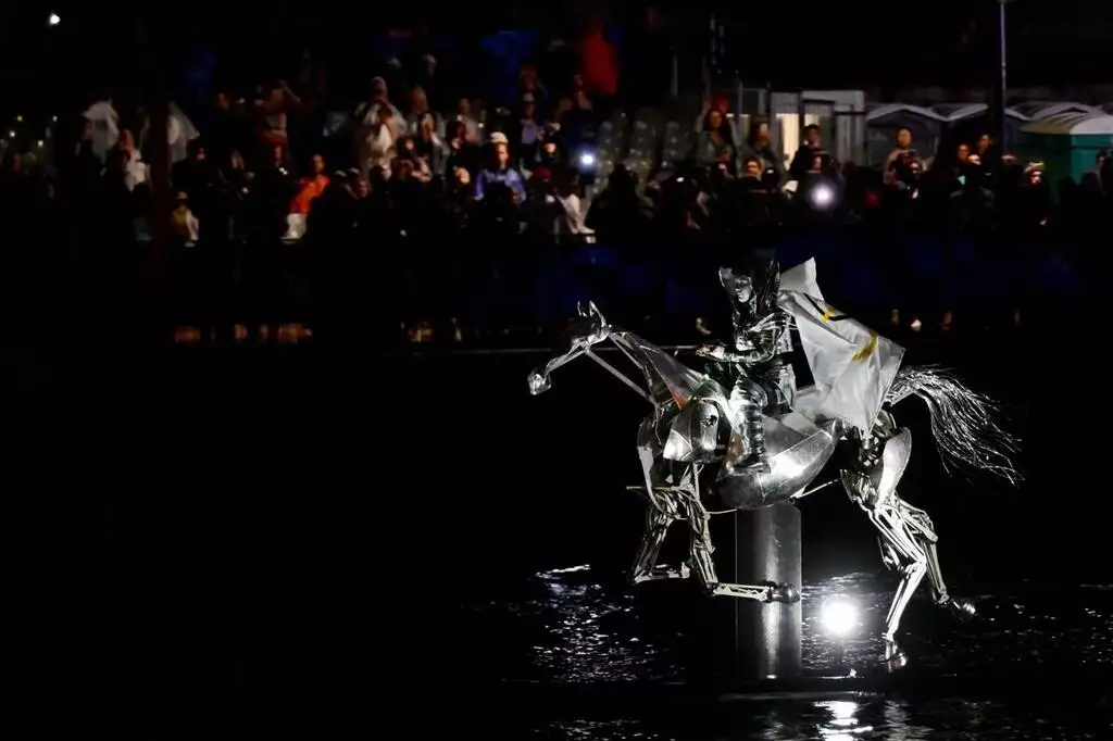 L’Atelier blam a conçu et fabriqué le cheval qui a galopé sur la Seine vendredi soir. Cet atelier nantais a aussi travaillé sur la vasque olympique qui s’est élevée dans le ciel avec une montgolfière