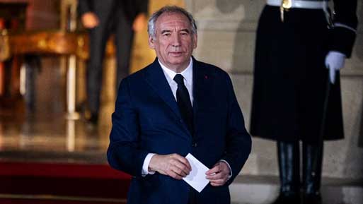 François Bayrou, tout juste nommé Premier ministre, lors de la passation de pouvoir à Matignon, à Paris, le 13 décembre