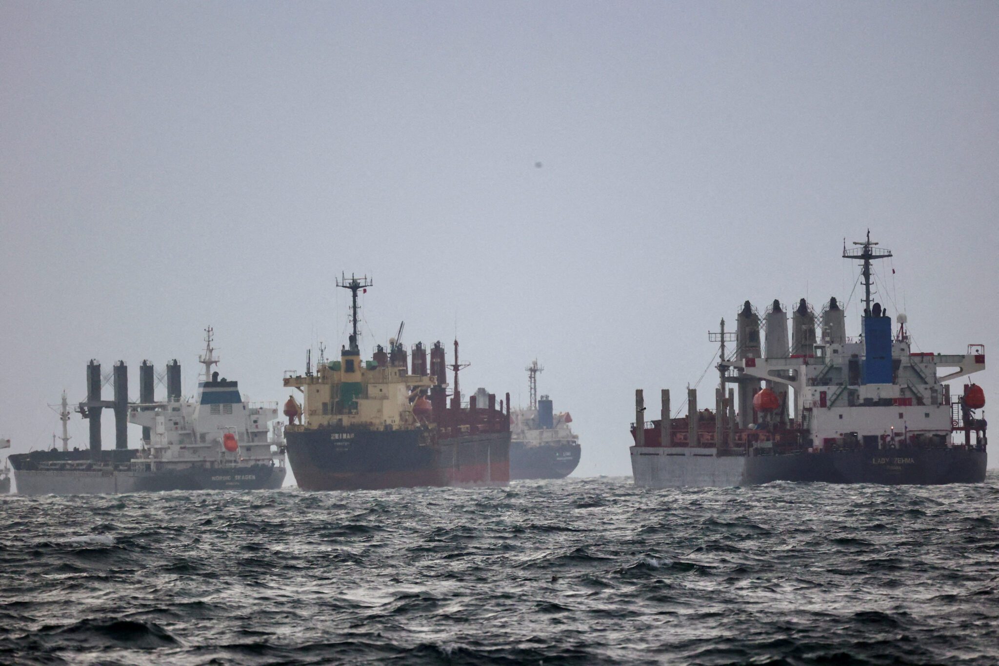  Les navires sont vus alors qu'ils attendent d'être inspectés dans le cadre de la Black Sea Grain Initiative, négociée par les Nations Unies et la Turquie, dans le mouillage sud du Bosphore à Istanbul, Turquie le 11 décembre 2022.