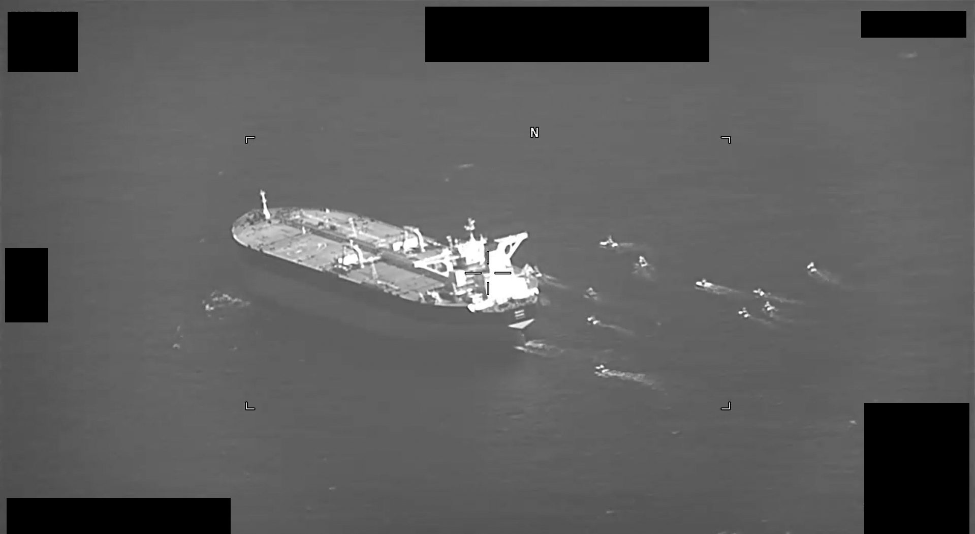 DÉTROIT D'ORMUZ (3 mai 2023) Une capture d'écran d'une vidéo montrant un engin d'attaque rapide de la marine du Corps des gardiens de la révolution islamique d'Iran envahissant le pétrolier Niovi battant pavillon panaméen alors qu'il transite par le détroit d'Ormuz, le 3 mai 2023. US Navy Photo