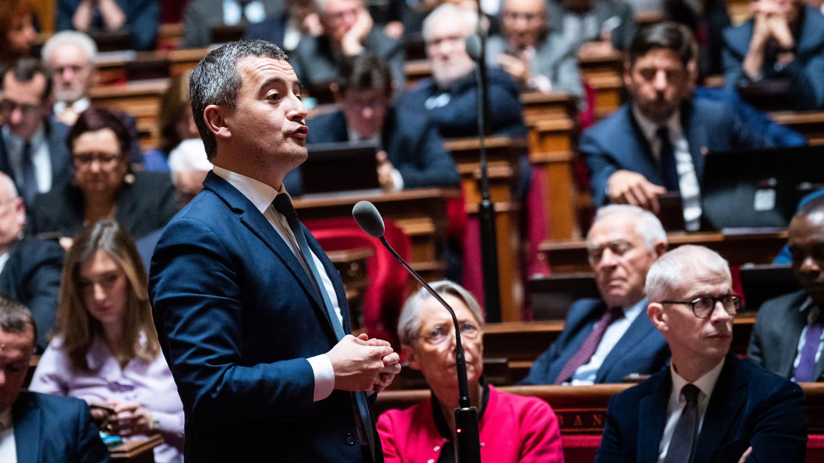 Le ministre de l'Intérieur Gérald Darmanin lors de questions au gouvernement au Sénat à Paris, le 5 avril 2023. (XOSE BOUZAS / HANS LUCAS / AFP)